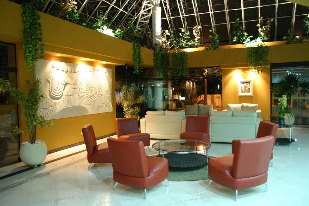 Lobby com sofás e poltronas