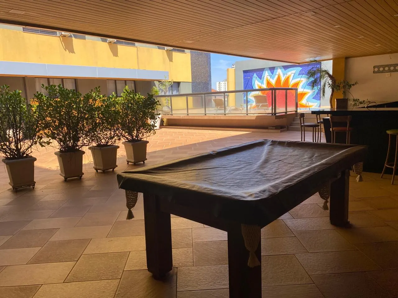 Área de lazer com mesa de sinuca